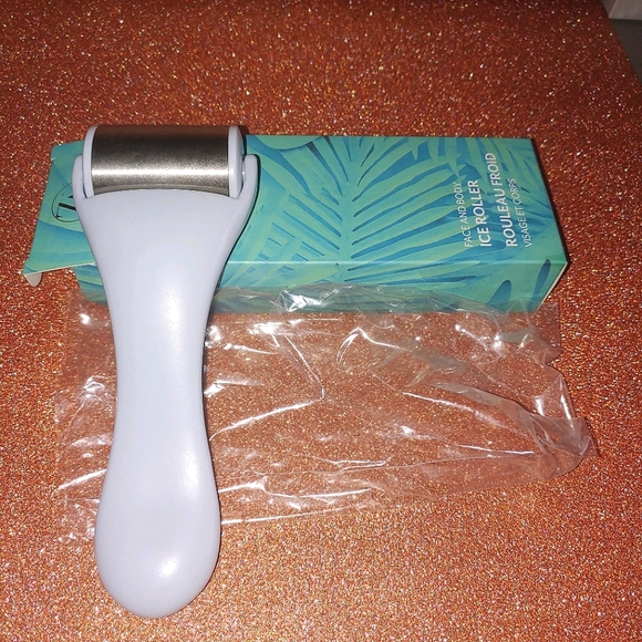 Zoe Ayla Face & Body Ice Roller ICE ROLLER WITH STAINLESS STEEL HEAD - Picture 1 of 5